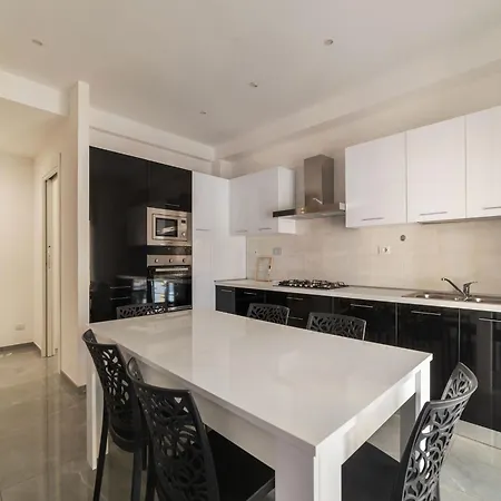 Joivy Delightful 3-bed Flat With Balcony Apartmán