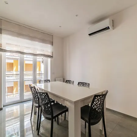 Joivy Delightful 3-bed Flat With Balcony Apartmán *