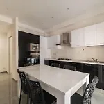 Joivy Delightful 3-bed Flat With Balcony Appartamento